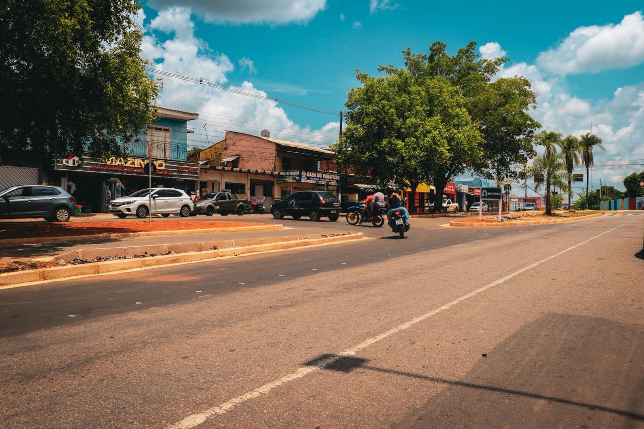 Dois retornos na rua Valdomiro Lopes 13