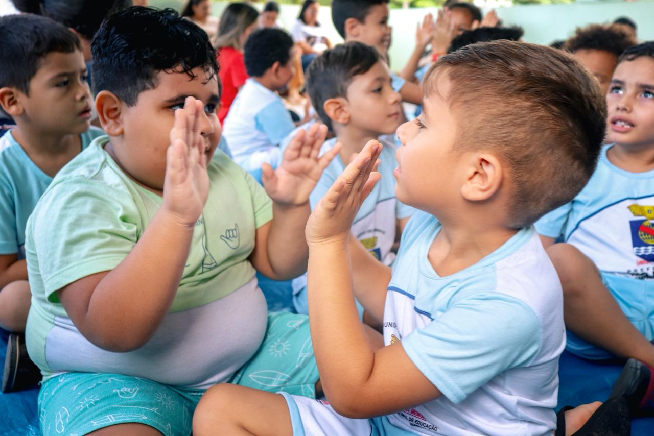 Foto dos alunos da Escola Chrizarubina