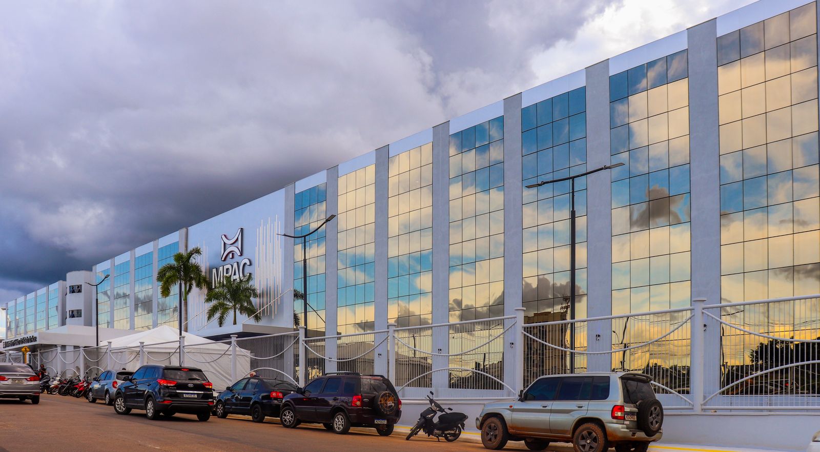 Foto da fachada da nova sede do Ministério Público do Acre, agora unificado