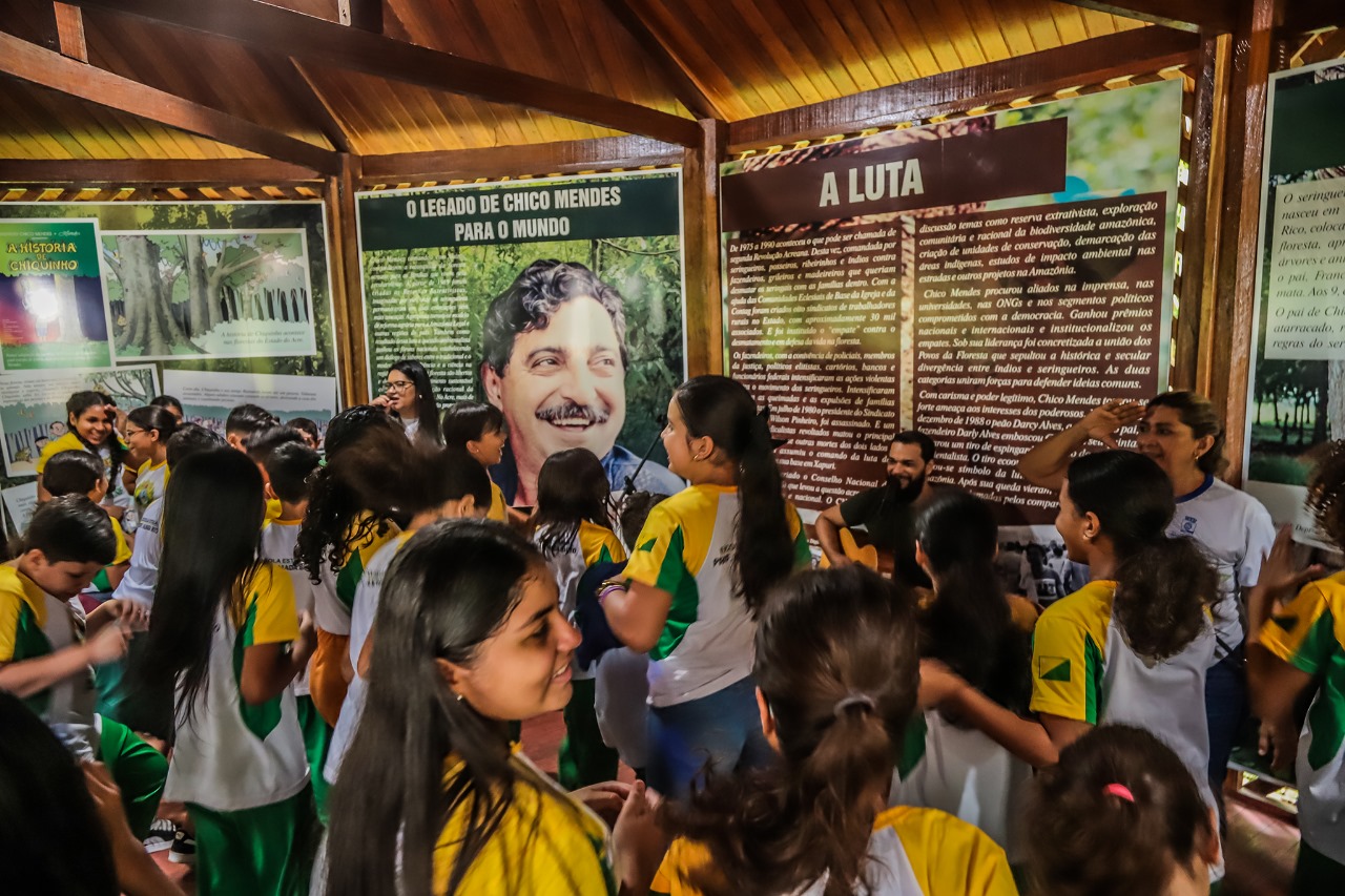Foto de aliunos da rede estadual presentes no evento Macacos do Chico