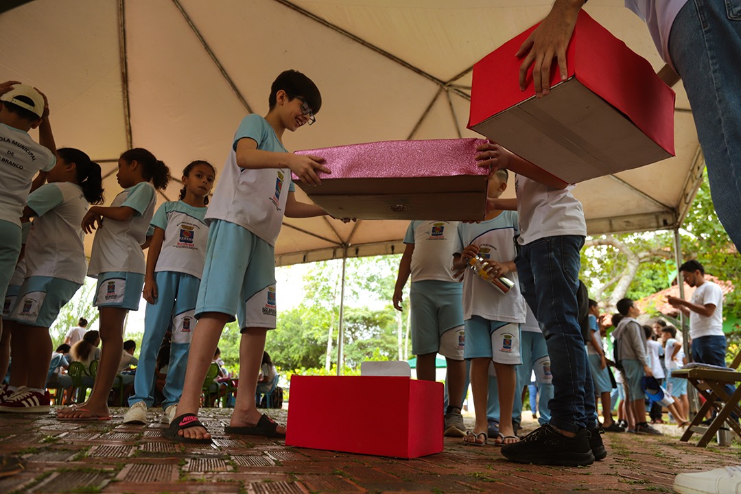 Foto dos estudantes municipais no Parque Chico Mendes