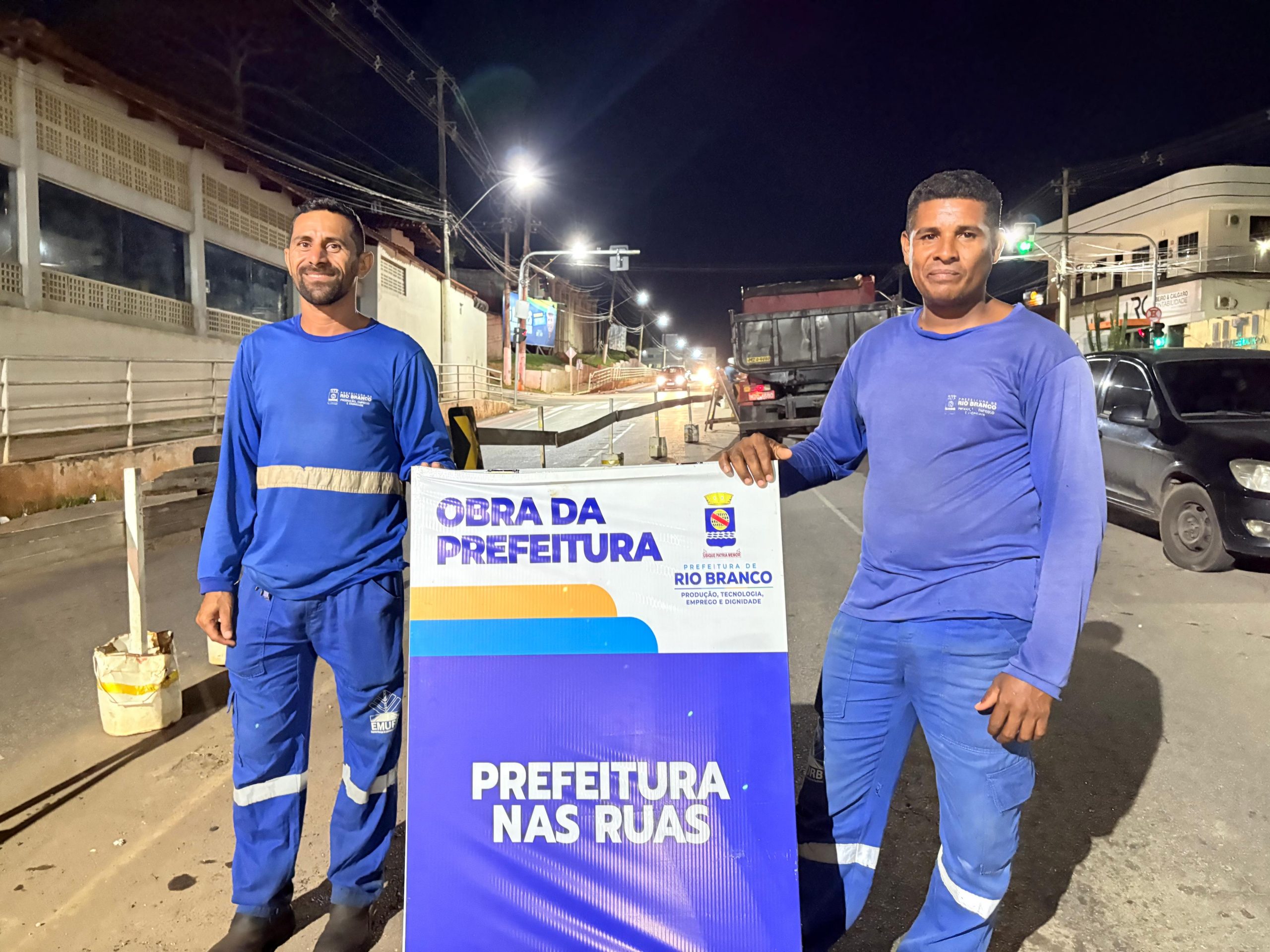 Foto de trabalhadores realizando o serviço de pavimentação