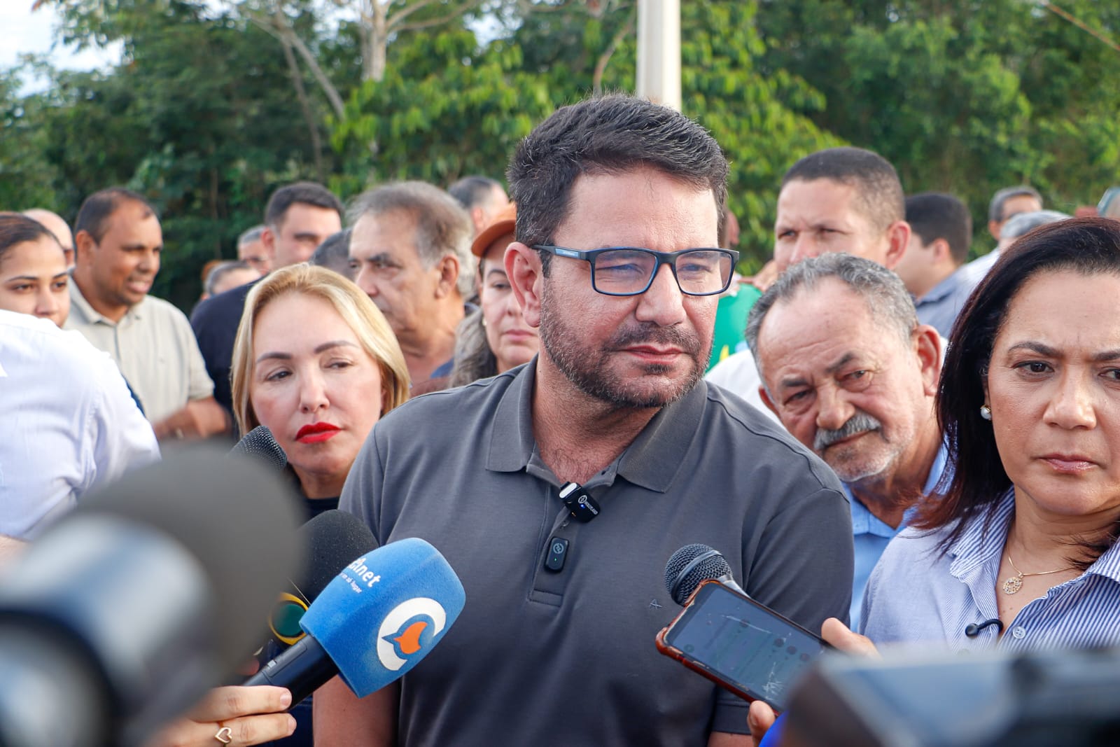Foto do governador Gladson Camelí em coletiva de imprensa
