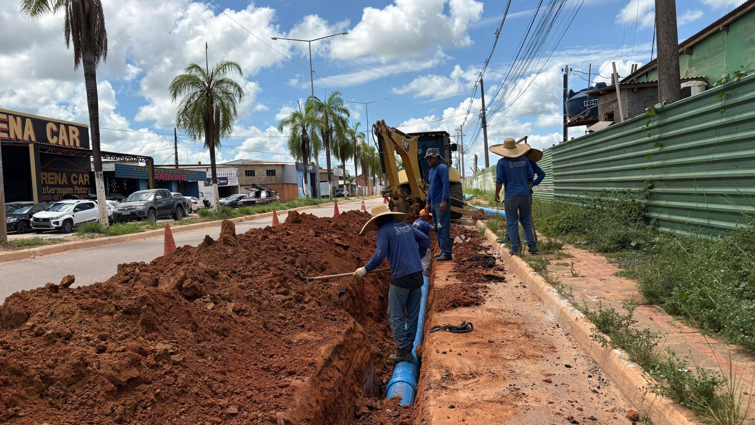 Foto de manutenção em rede de abastecimento próximo a nova maternidade