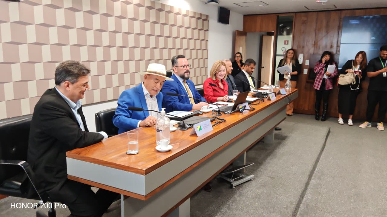 Foto do ÇPrefeito Tião Bocalokm em reunião em Brasílai com os prefeitos dos munícipios do Acre e parlamentares federais