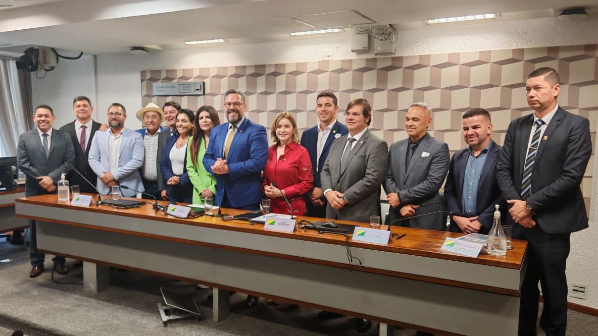 Foto dos prefeitos do Acre, com parlamentares federais e representantes do Governo do Acre