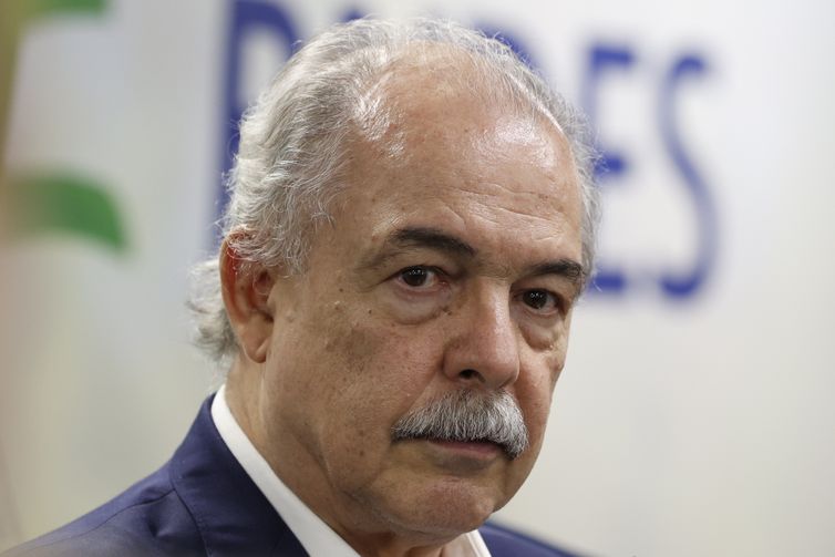 Rio de Janeiro (RJ), 28/08/2025 – O presidente do BNDES, Aluízio Mercadante, recebe o prefeito do Rio, Eduardo Paes, presidente da Frente Nacional de Prefeitas e Prefeitos (FPN), além de prefeitos representantes outros municípios para detalhar as medidas de apoio do Plano Brasil Soberano. Foto: Fernando Frazão/Agência Brasil