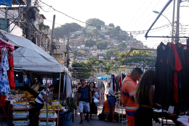 Rio de Janeiro (RJ), 02/11/2025 - Feira na rua José Rucas, onde foram depositados os corpos dos mortos durante a Operação Contenção no Complexo da Penha, zona norte da cidade. Foto: Tânia Rêgo/Agência Brasil