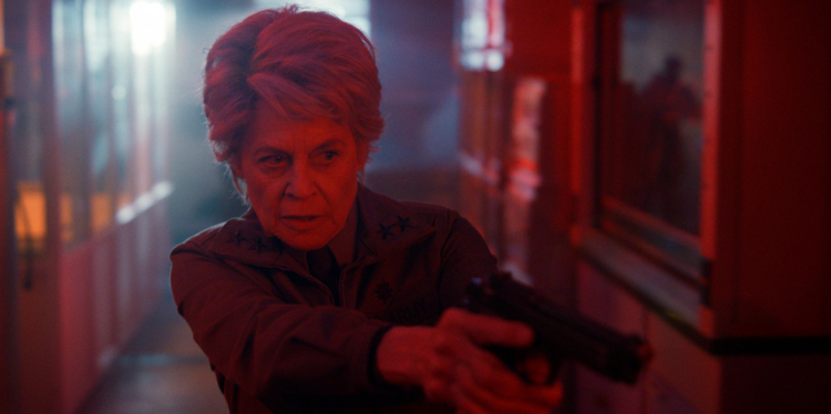 Linda Hamilton interpreta a misteriosa Dra. Kay na última temporada de 