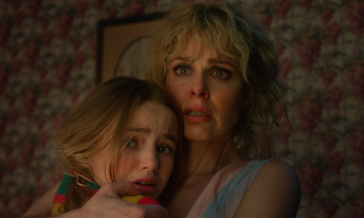 Cara Buono vive Karen Wheller, mãe de Holly (Nell Fisher) em 