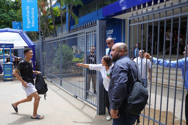 Brasília (DF) 09/11/2025 - Candidatos chegam para fazer a prova nesse primeiro dia de Enem Foto: Fabio Rodrigues-Pozzebom/ Agência Brasil