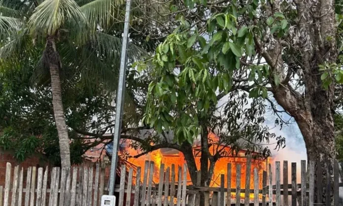 sogra-ateia-fogo-em-casa-de-casal-apos-genro-ser-preso-por-violencia-domestica-em-rio-branco