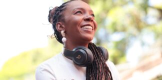 ativista-que-quer-“calcar-o-mundo”-ja-distribuiu-60-mil-chinelos