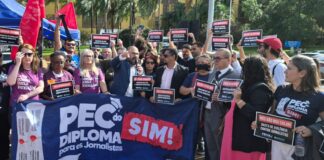 Jornalistas fazem ato contra censura e agressões na Câmara jornalistas-fazem-ato-contra-censura-e-agressoes-na-camara