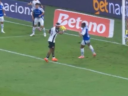 cbf-suspeita-que-imagem-que-mostra-memphis-tocando-com-a-mao-na-bola-foi-manipulada-por-ia