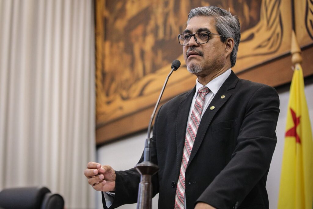 edvaldo-magalhaes-pede-homenagem-a-ex-prefeito-e-denuncia-irregularidades-no-transporte-escolar-rural-de-tarauaca