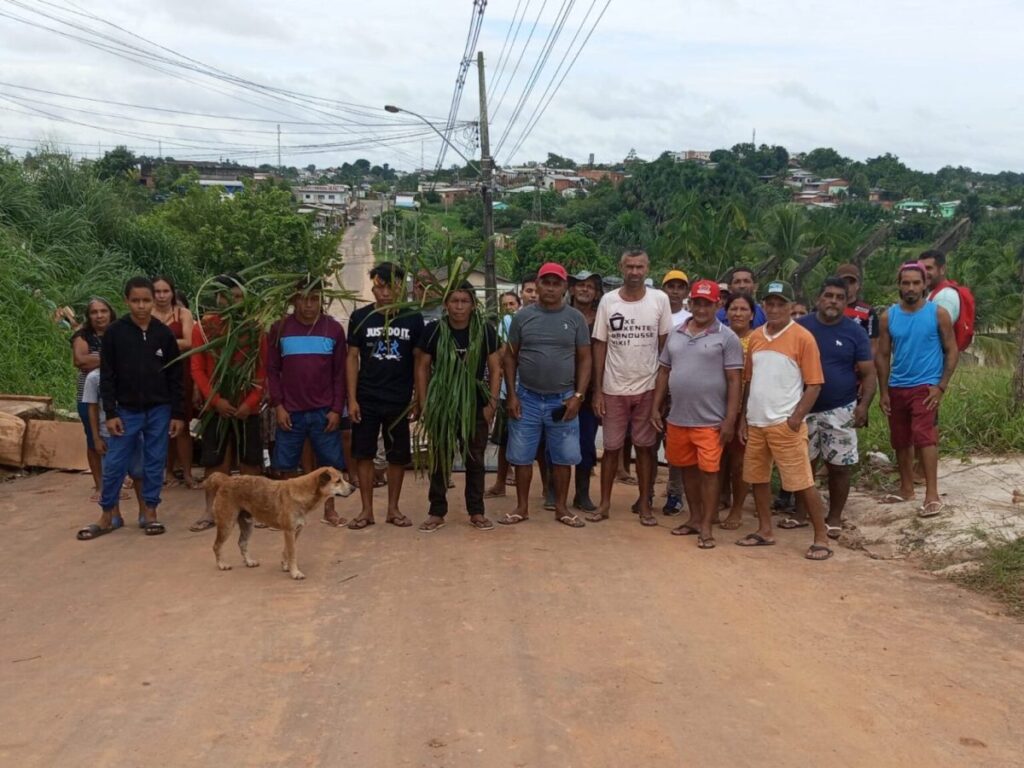 moradores-do-estirao-do-remanso-protestam-e-bloqueiam-estrada-em-cruzeiro-do-sul-apos-interdicao-de-ramal