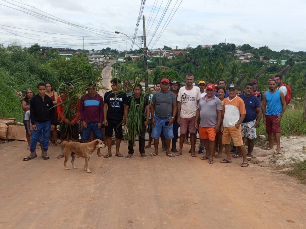 moradores-do-estirao-do-remanso-protestam-e-bloqueiam-estrada-em-cruzeiro-do-sul-apos-interdicao-de-ramal