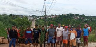 moradores-do-estirao-do-remanso-protestam-e-bloqueiam-estrada-em-cruzeiro-do-sul-apos-interdicao-de-ramal