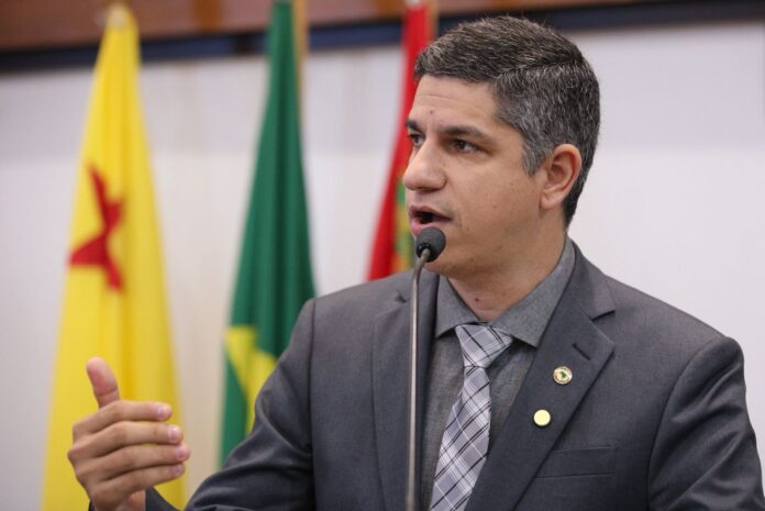 fagner-calegario-defende-emendas-para-servidores-publicos-e-cobra-solucao-para-repactuacoes-de-terceirizados-na-aleac