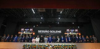 aleac-encerra-o-ano-com-a-tradicional-entrega-de-titulos-de-cidadao-acreano-e-mais-de-90-mocoes-de-aplauso