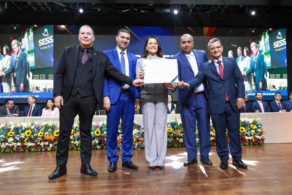 presidente-nicolau-junior-abre-sessao-solene-e-entrega-titulo-de-cidada-benemerita-a-vice-governadora-mailza-assis