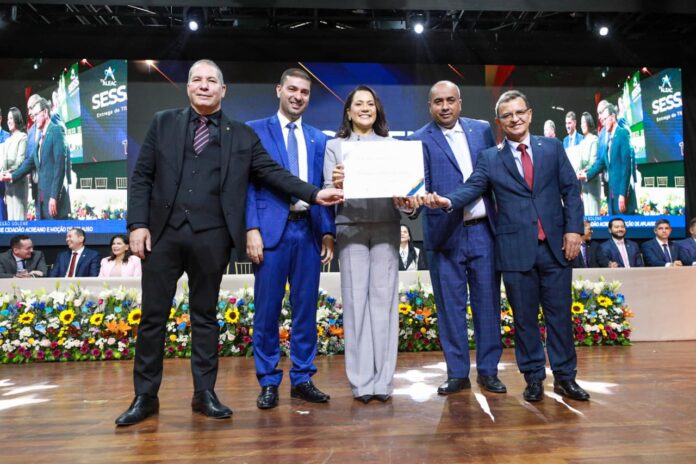 presidente-nicolau-junior-abre-sessao-solene-e-entrega-titulo-de-cidada-benemerita-a-vice-governadora-mailza-assis presidente-nicolau-junior-abre-sessao-solene-e-entrega-titulo-de-cidada-benemerita-a-vice-governadora-mailza-assis