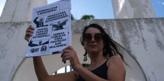 ato-nos-arcos-da-lapa-pede-fim-da-violencia-contra-mulheres-e-lgbtqia+