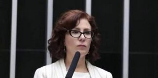 presa-na-italia,-carla-zambelli-e-agredida-por-outras-detentas-e-transferida-de-cela,-afirma-defesa