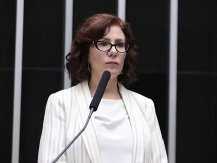 presa-na-italia,-carla-zambelli-e-agredida-por-outras-detentas-e-transferida-de-cela,-afirma-defesa