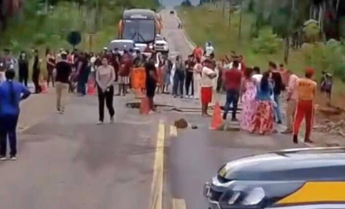 br-364-e-interditada-apos-risco-de-desmoronamento-em-cruzeiro-do-sul