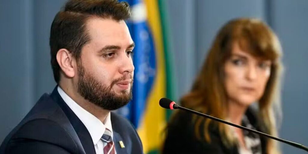 Polícia Federal prende Filipe Martins, condenado pela trama golpista – Cidade AC News policia-federal-prende-filipe-martins,-condenado-pela-trama-golpista