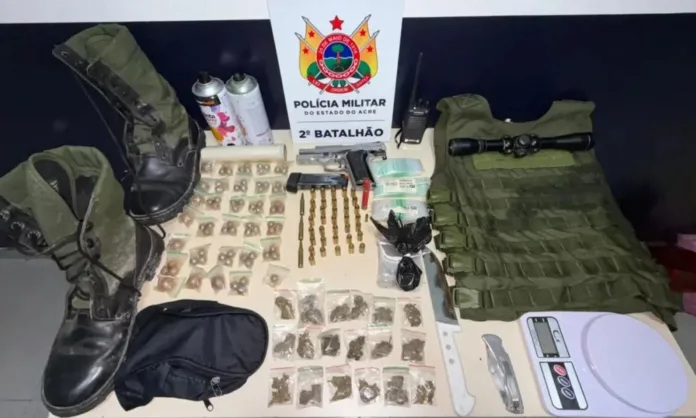 forca-tatica-apreende-arma-furtada-e-materiais-do-trafico-em-chacara