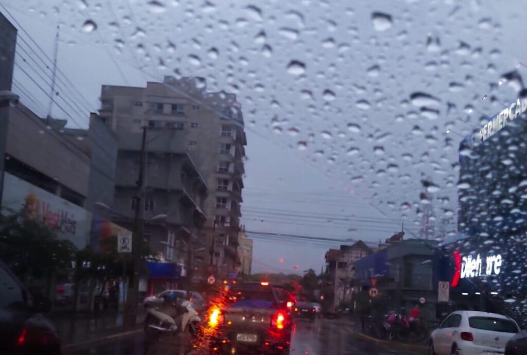 Clima no Acre: frente fria derruba temperatura e mantém chuvas nas últimas 24 horas – Cidade AC News Clima no Acre com frente fria provocando chuvas e queda de temperatura em Rio Branco e no interior