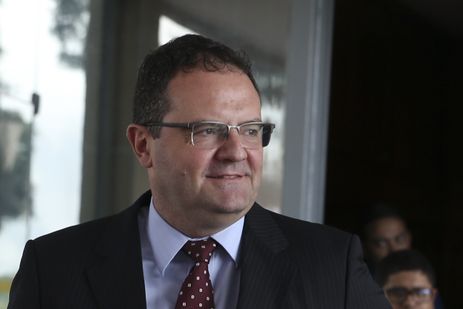 Integrante do governo de transição, o ex-ministro da Fazenda Nelson Barbosa, fala à imprensa, após encontro com o ministro da Economia Paulo Guedes.