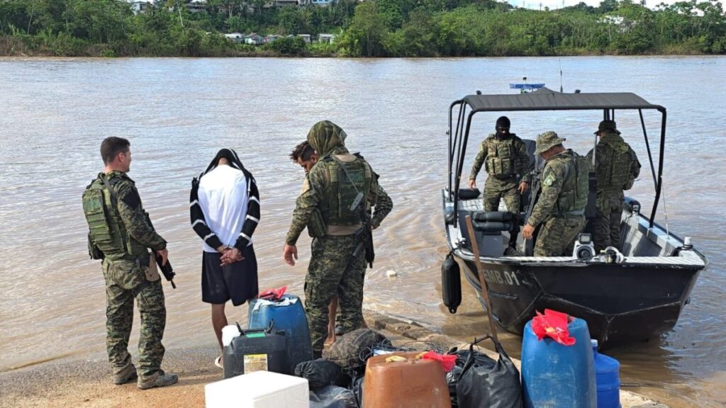 Gefron captura foragidos de alta periculosidade no rio Juruá Mirim, em Cruzeiro do Sul – Cidade AC News gefron-captura-foragidos-de-alta-periculosidade-no-rio-jurua-mirim,-em-cruzeiro-do-sul