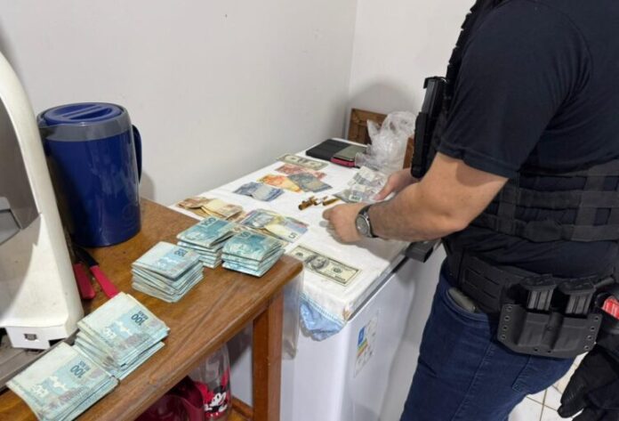 policia-civil-cumpre-mandados-e-apreende-dinheiro,-celulares-e-morfina-em-investigacao-sobre-desvio-de-medicamentos-no-acre