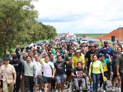 caminhada-de-nikolas-chega-ao-terceiro-dia-e-ganha-forca-com-apoio-da-familia-bolsonaro