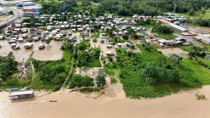 rio-jurua-fica-a-dois-centimetros-de-sair-da-cota-de-alerta-em-cruzeiro-do-sul