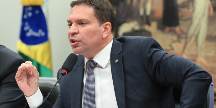 governo-brasileiro-entrega-pedido-de-extradicao-de-ramagem-aos-eua