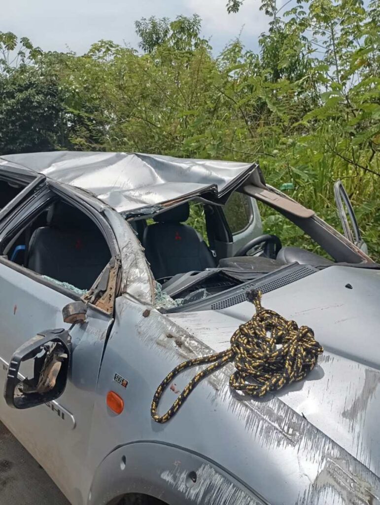 caminhonete-com-tres-pessoas-capota-na-variante-em-cruzeiro-do-sul