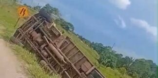 carreta-tomba-na-br-364-a-30-km-de-feijo-nesta-segunda-feira