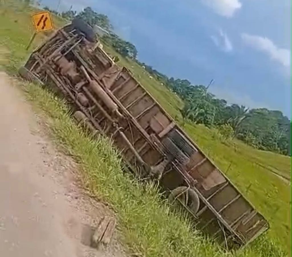 carreta-tomba-na-br-364-a-30-km-de-feijo-nesta-segunda-feira