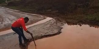 motorista-mede-buraco-com-pedaco-de-madeira-na-br-364-e-motoristas-temem-interdicao-no-trecho-de-tarauaca