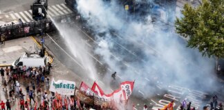 argentina:-reforma-de-milei-permite-jornada-de-12-horas-e-limita-greve