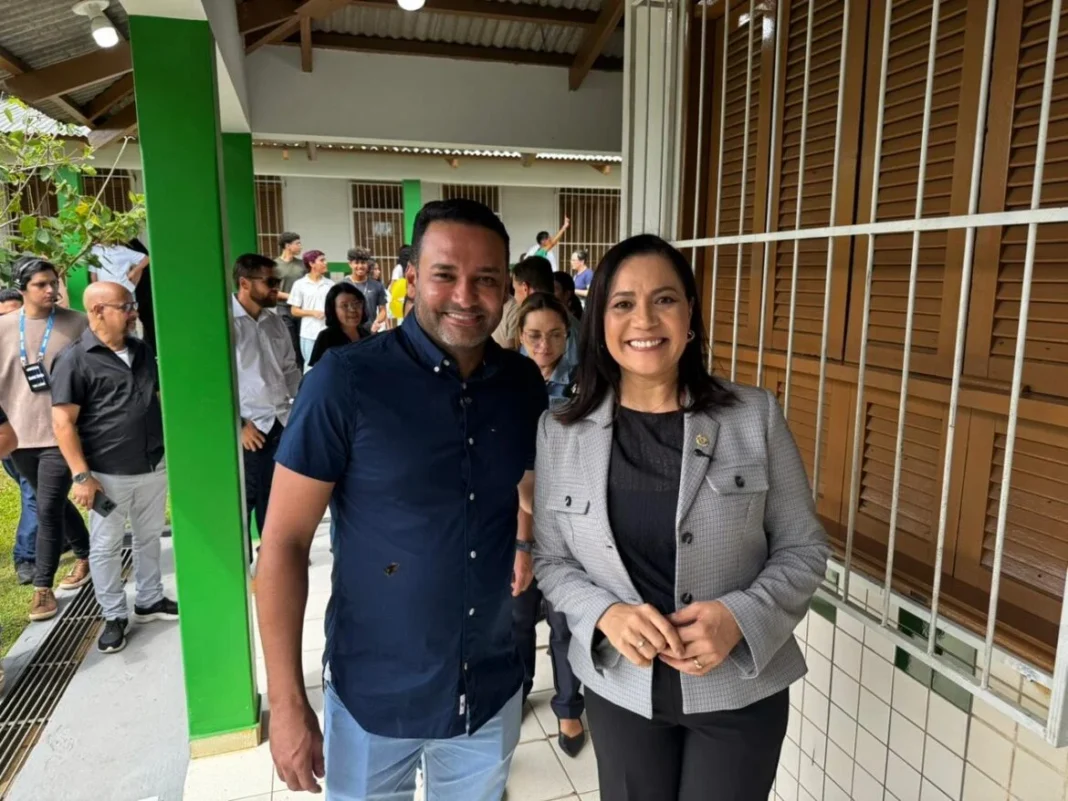 mailza-e-aberson-iniciam-ano-letivo-de-2026-com-entrega-de-tablets-e-anuncio-de-r$-147-milhoes-em-obras