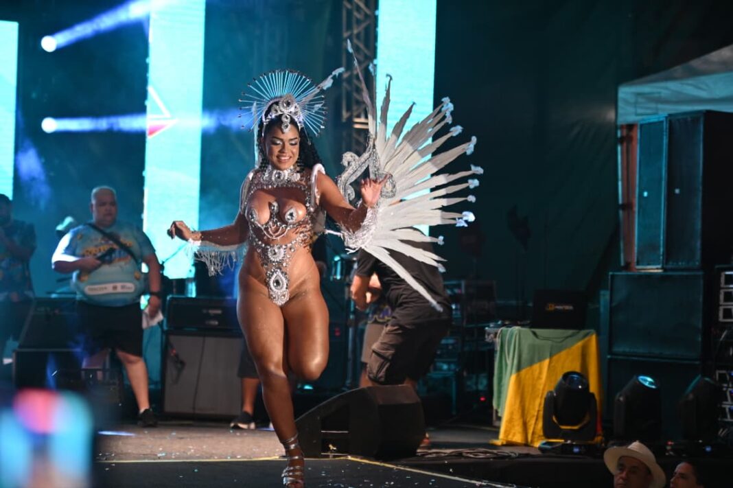luiza-souza-brilha-na-passarela-e-leva-torcida-ao-delirio-no-carnaval-de-rio-branco;-veja