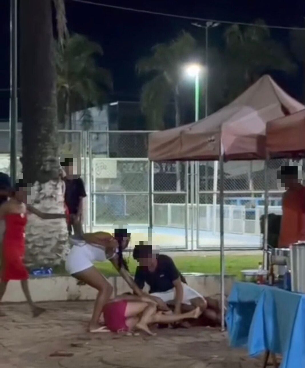 pancadaria-em-praca:-video-flagra-briga-entre-mulheres-durante-noite-de-carnaval-no-acre