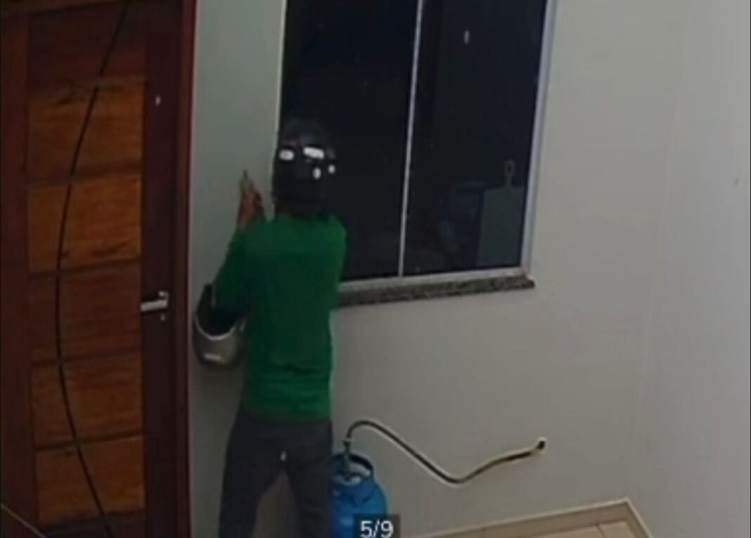 cameras-flagram-criminoso-arrombando-portao-eletronico-e-roubando-casa