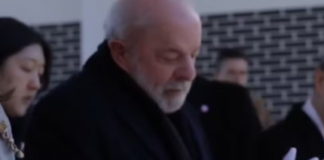 1-gesto,-4-dedos:-lula-veste-luva-personalizada-durante-cerimonia-na-coreia-do-sul